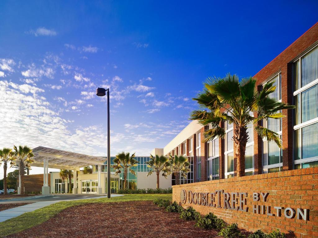 DoubleTree Hotel & Suites Charleston Airport Main image 1